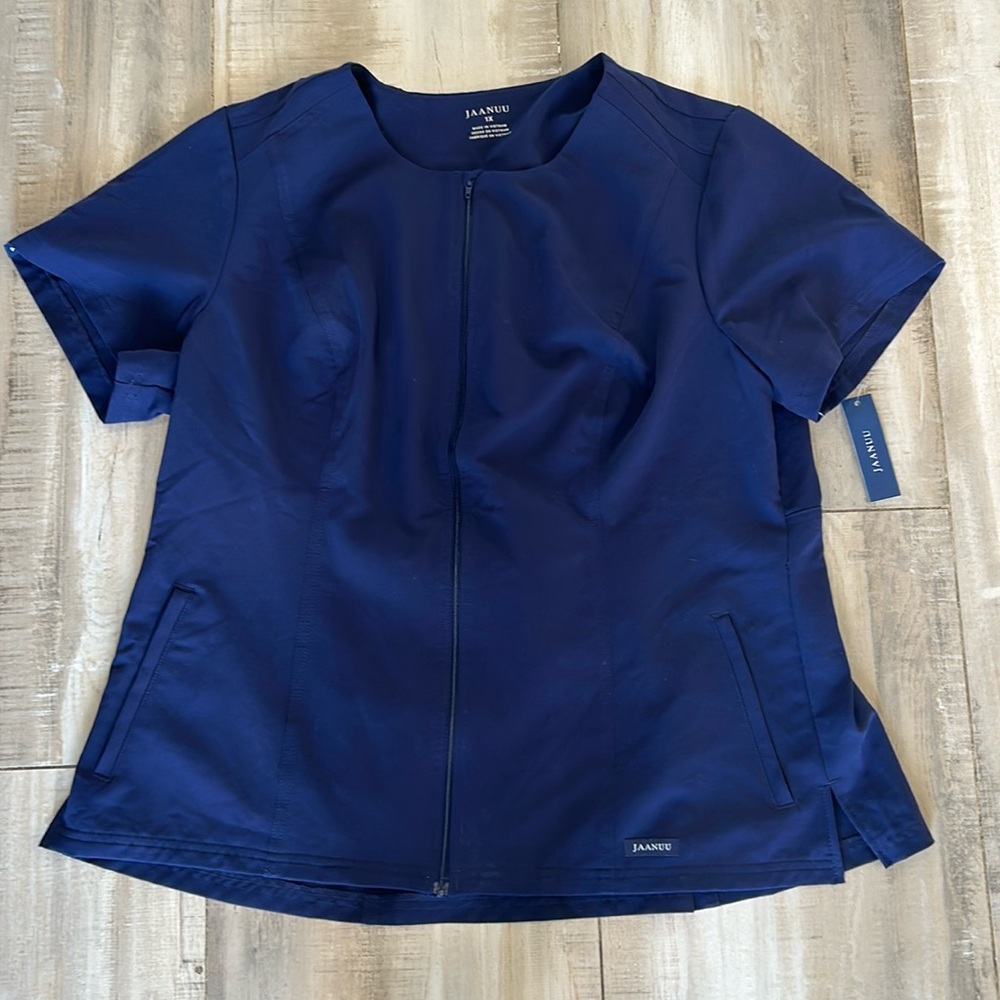 1x Jaanuu scrub top